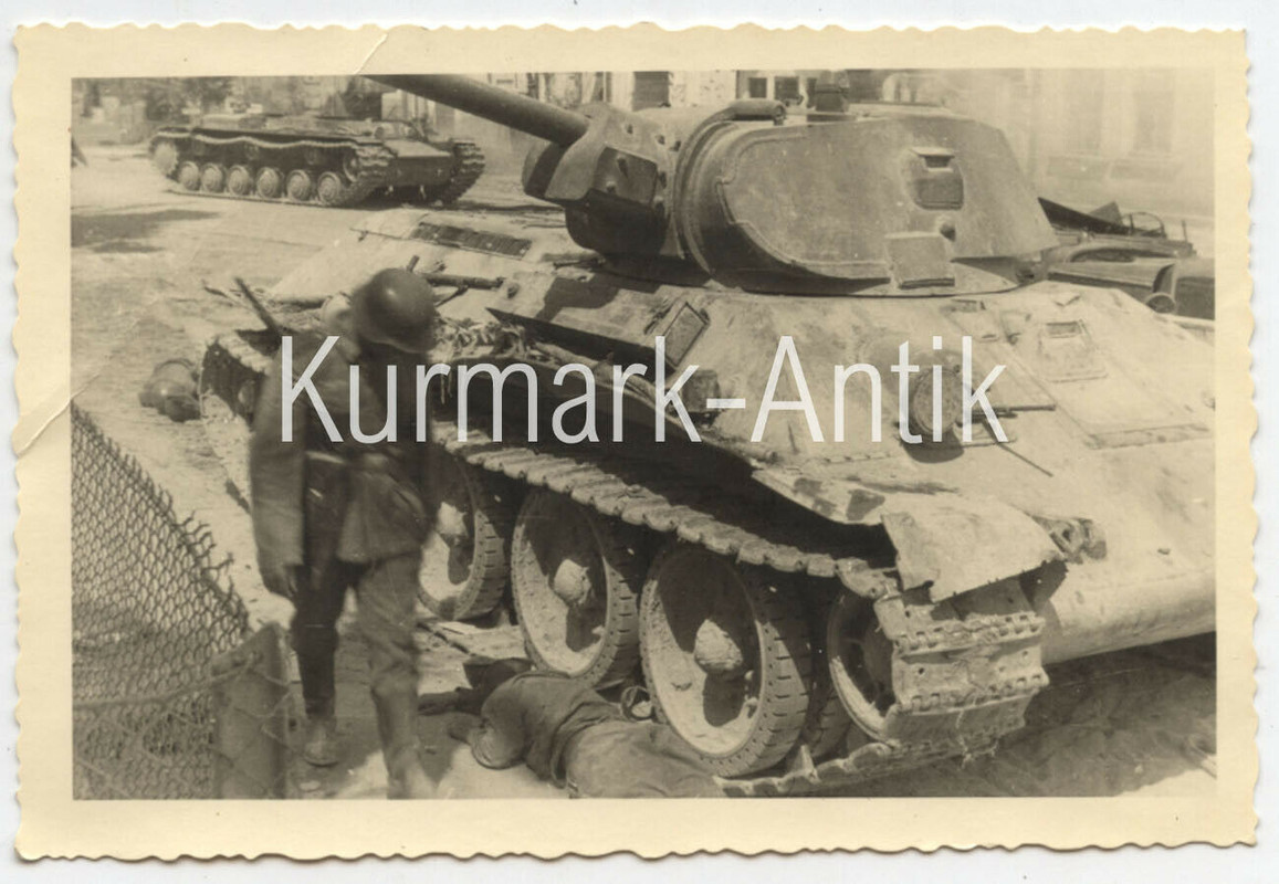 Foto Wehrmacht Aufklärungs Regt. 9 Russland Beute Panzer T34 T-34 KW1 Front