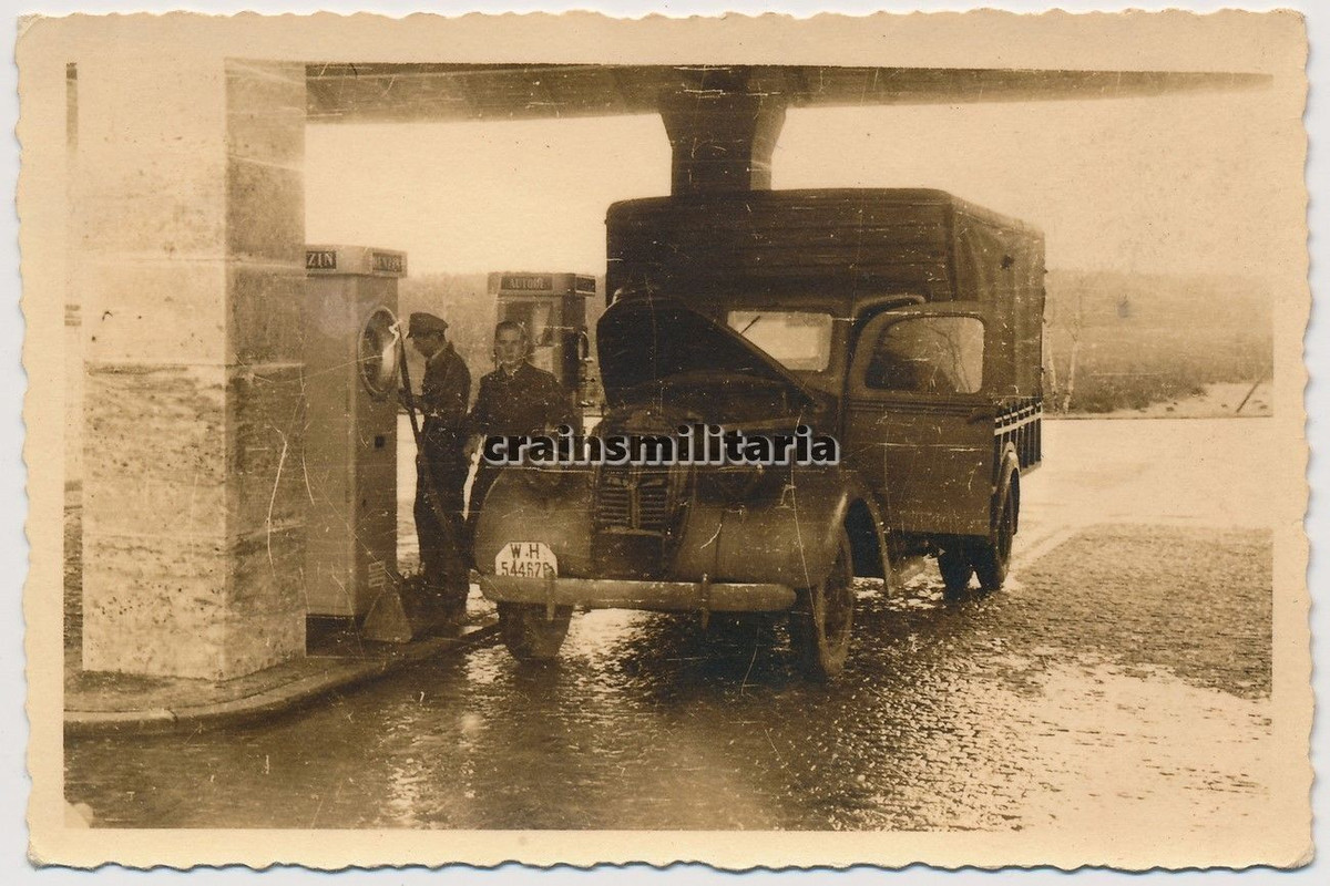 Orig. Foto französische Beute Lkw Ford in Tankst