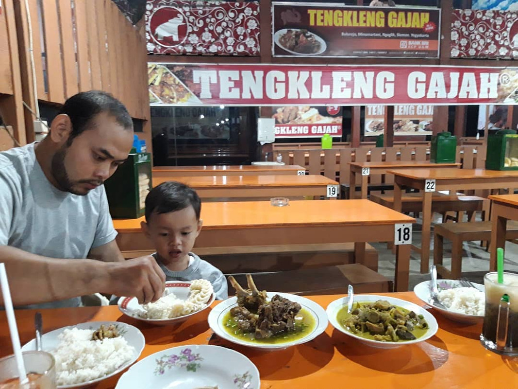Pengunjung yang sedang menikmati tengkleng gajah