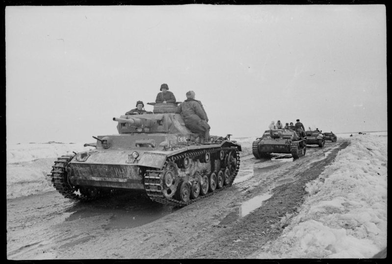 Колонна (трофейных) восстановленных немецких танков с советским десантом на броне. Головной танк Т-I