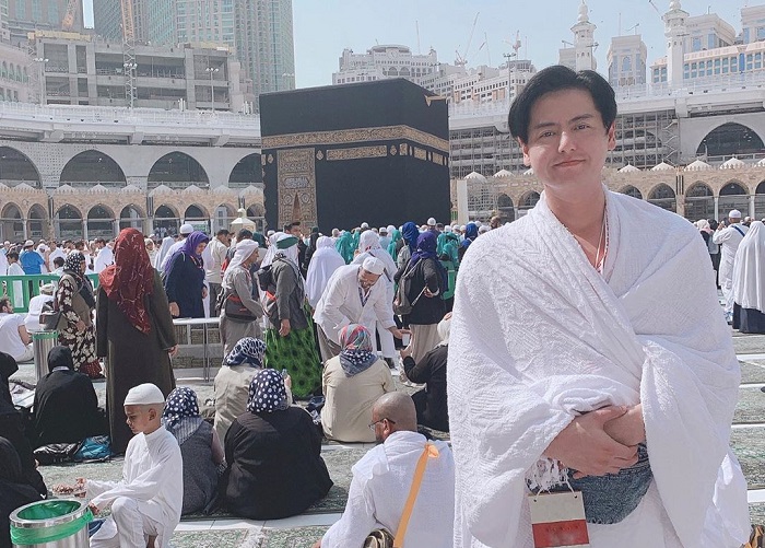 Roger Danuarta saat menjalankan ibadah Umrah