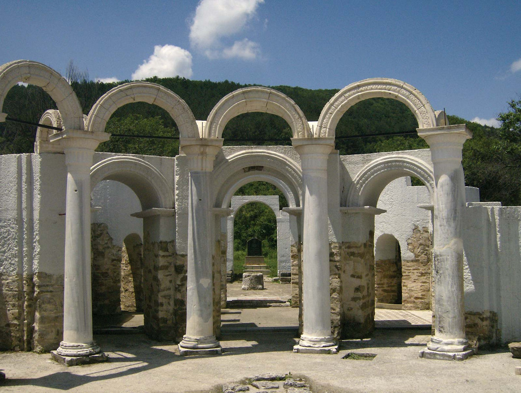 [Obrazek: Ruins-Golden-Church-Bulgaria-Veliki-Preslav.jpg]