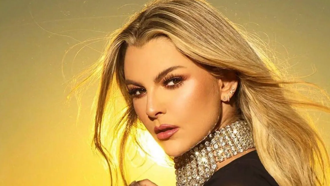 Paralizante escote de Marjorie de Sousa deja ver sus encantos de ladito