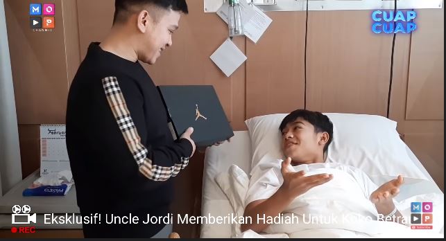 Betrand Peto saat mendapat hadiah dari Jordi Onsu