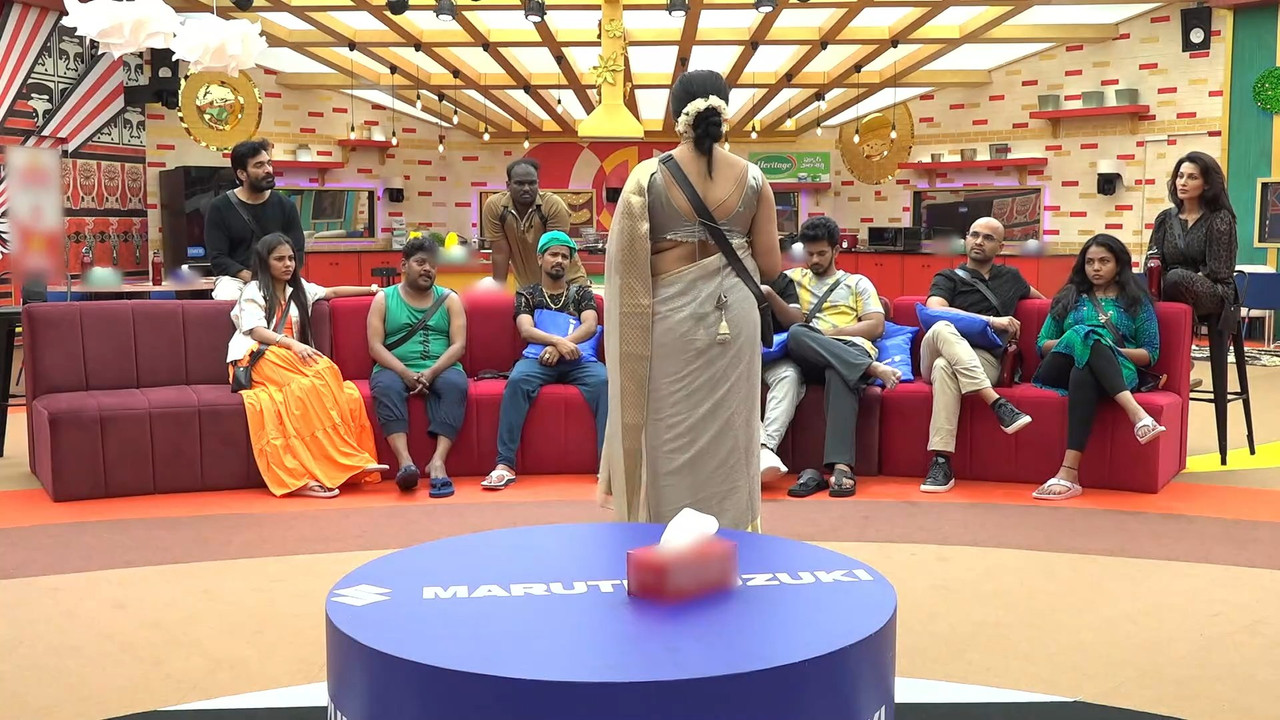 Sanjjana Sexy Hips Folds and Navel in Saree.mp4_snapshot_01.43.465