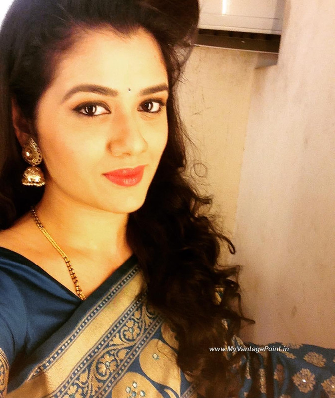 2-Marathi-Mulgi-Girija-Oak-Godbole-Photos-Wallpapers-in-Traditional-Look-My-Vantage-Point