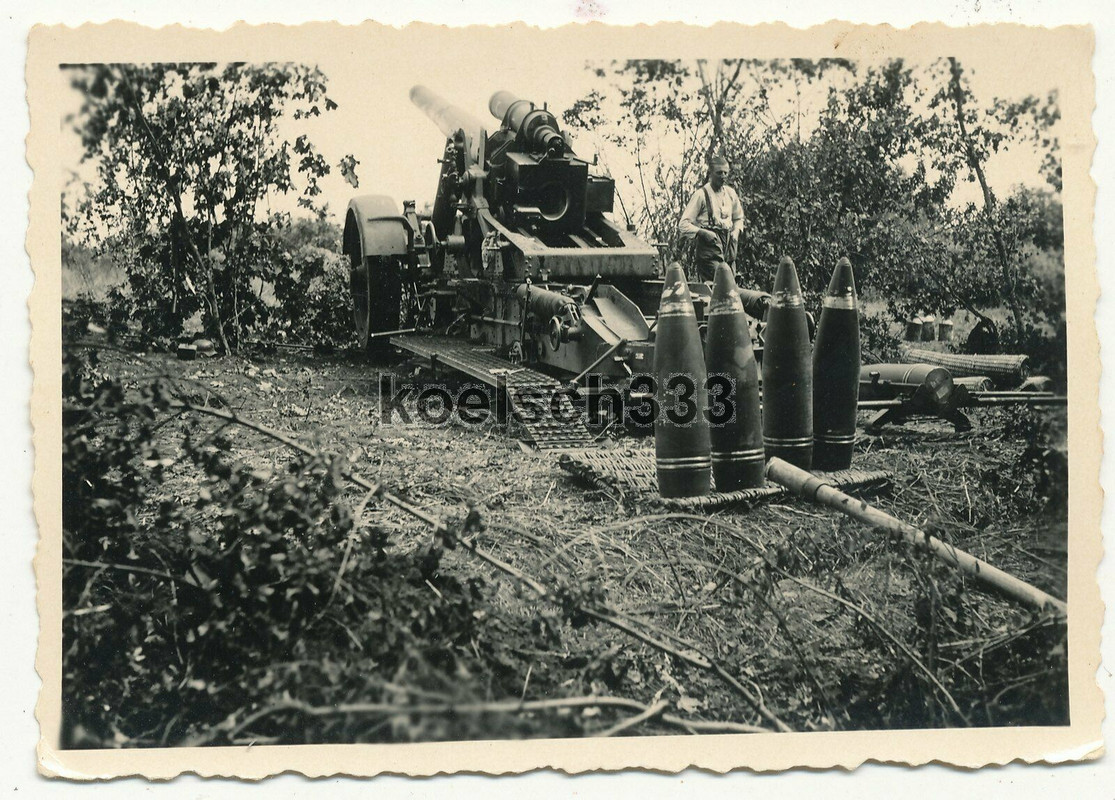 Foto schwerer 21cm Mörser in Feuerstellung an der Ostfront ! Granaten Munition !