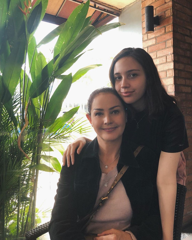 Ditinggal suami berpulang, 5 artis ini tetap tegar menjalani hidup