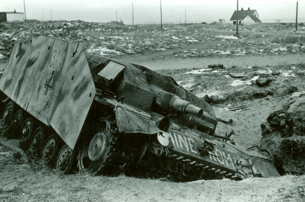 Le Stug III - Page 2 Restes-d-un-char-allemand-de-la-Seconde-Guerre-mondiale-l-a-rodrome-de-Karup-au-Danemark-1946-47