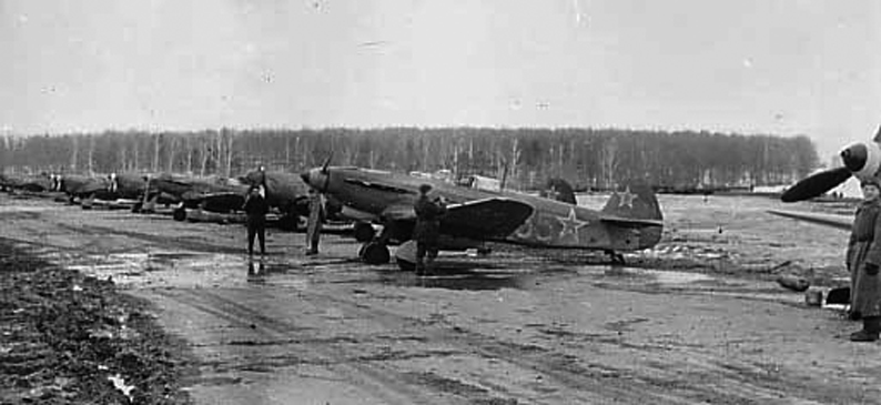 Yak-9 en Dubrovka, cerca de Smolensko en mayo de 1944, pertenecientes al regimiento Normandie-Niemen Yak-9 en Dubrovka, cerca de Smolensko en mayo de 1944, pertenecientes al regimiento Normandie-Niemen