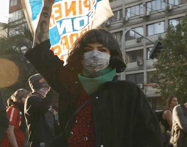 2019-12-21-stgo-pza-Baquedano-monlaferte-capucha-informa.jpg