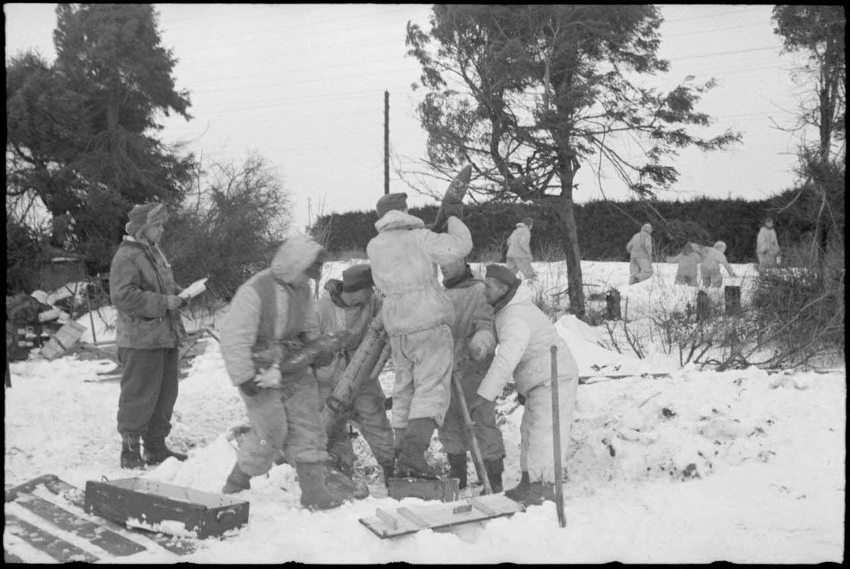 Deux équipes de mortiers lourds (Granatwerfer 42, ou 12 cm GrW 42) s'apprêtent à tirer.1944