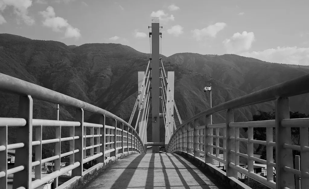 B-W-bridge-9515680-1280.webp