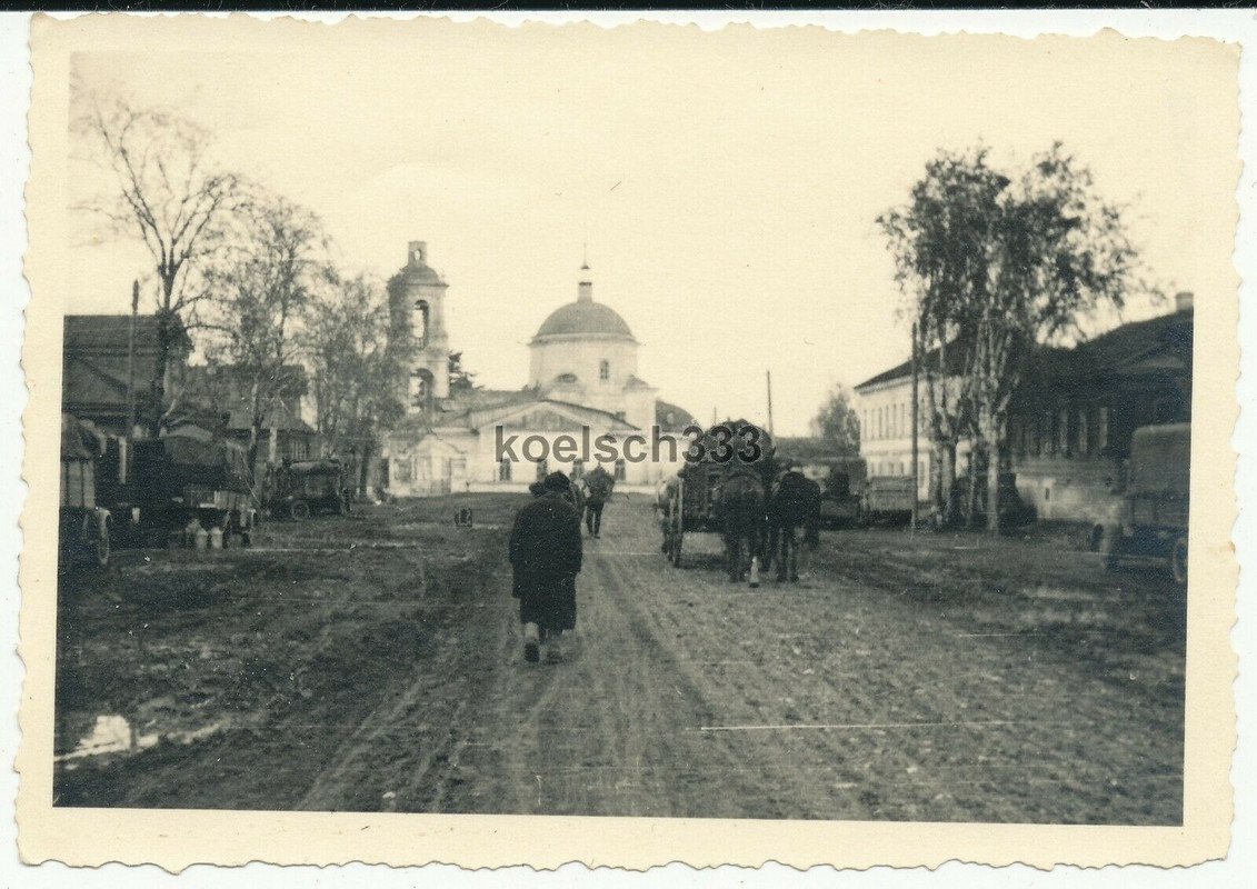 !Foto Fahrzeuge der Wehrmacht in einem Dorf mit Kirche an der Ostfront in Rußland