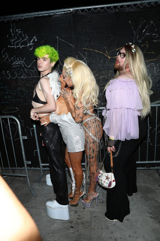 Courtney-Stodden-Brooke-Candy-upskirt-STARS-com-1024x1536-72