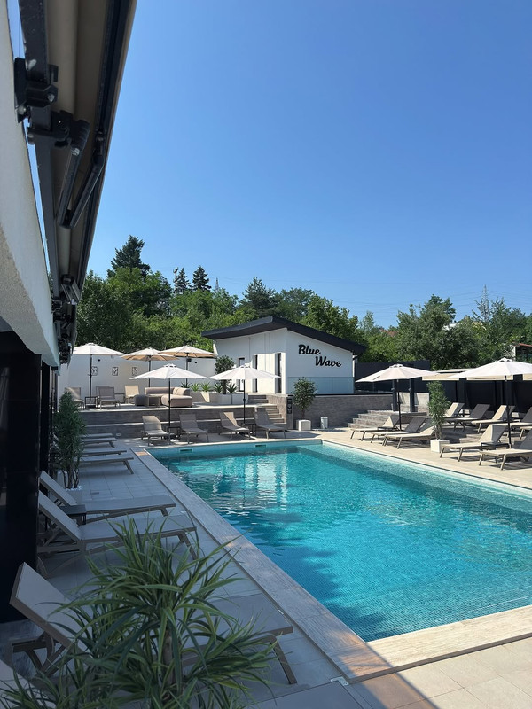 Blue Wave Pool And Bar