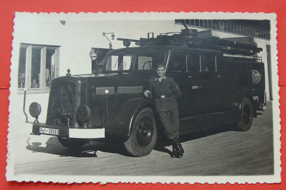 Orig. Foto. Feuerwehrmann - Polizei. Löschfahrze
