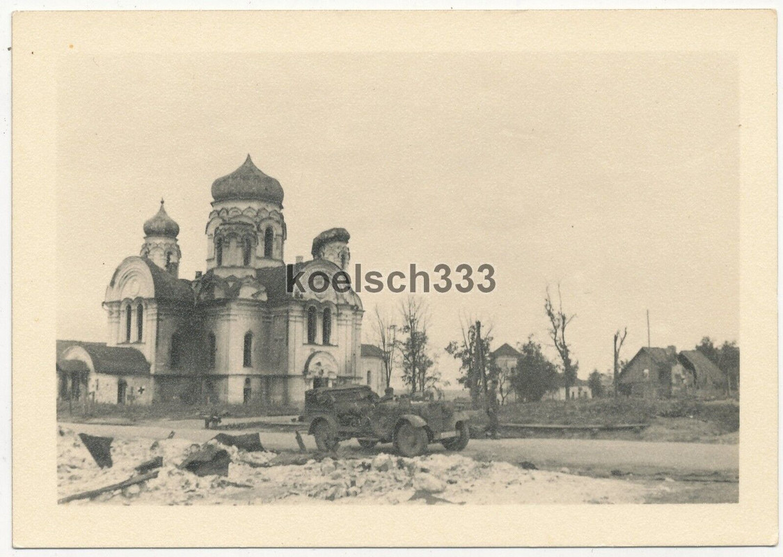Foto Kübelwagen PKW der Wehrmacht vor einer Kirche an der Ostfront in Russland