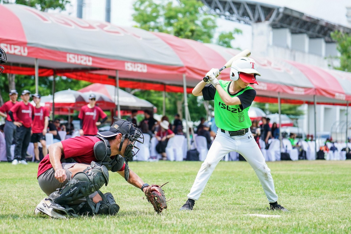 27 บรรยากาศการเล่นเบสบอลของทีมยุวชน และทีมผู้บริหารกลุ่มอีซูซุ