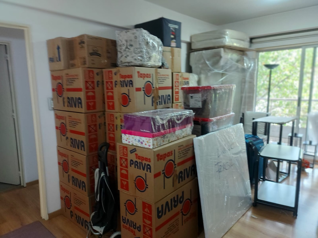 Embalaje de cajas en living