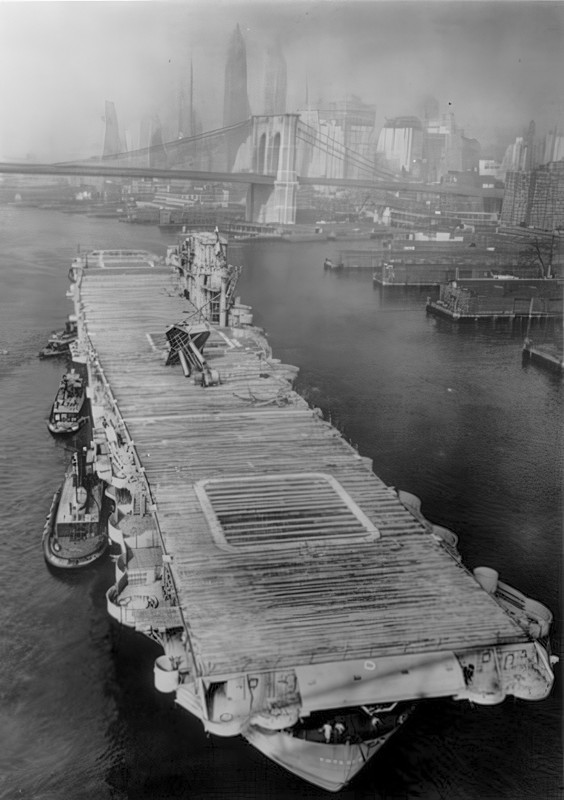 USS-Enterprise-CV-6-el-m-stil-de-tr-pode-cortado-para-permitir-el-paso-bajo-el-puente-de-Brooklyn.jpg