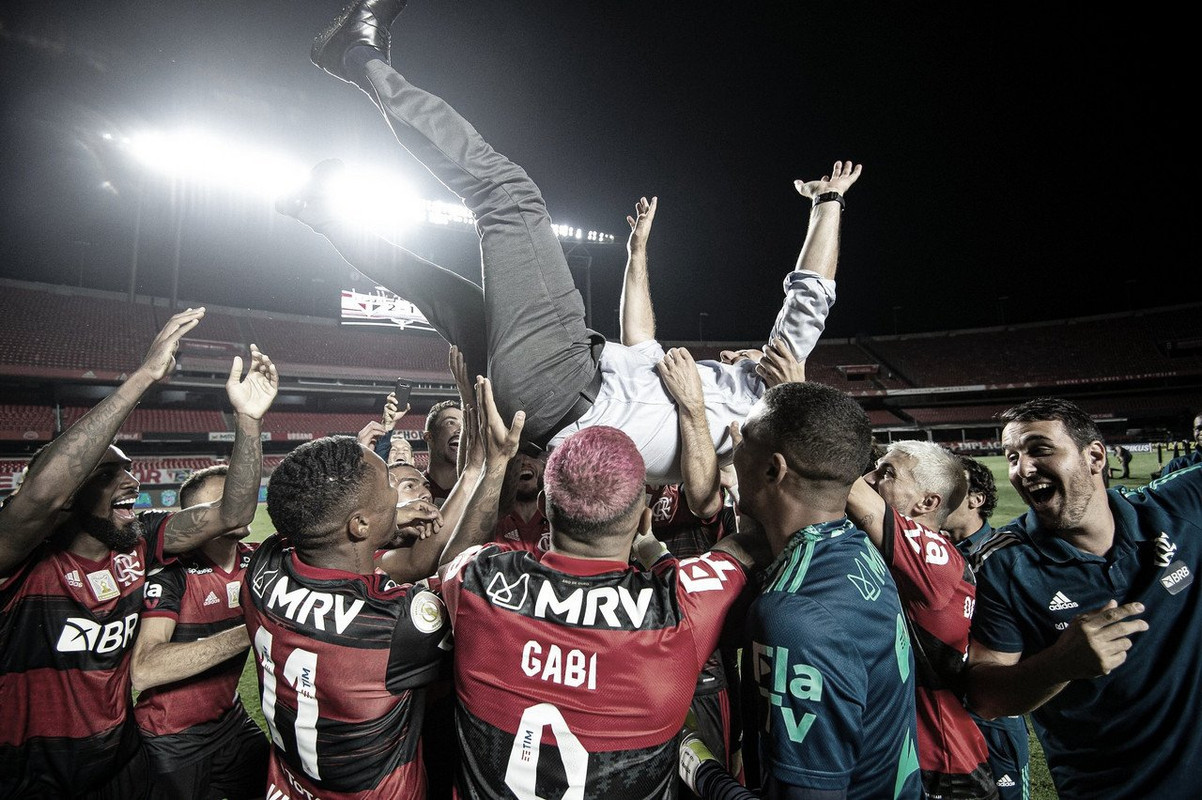 Jogadores do Flamengo comemoram título