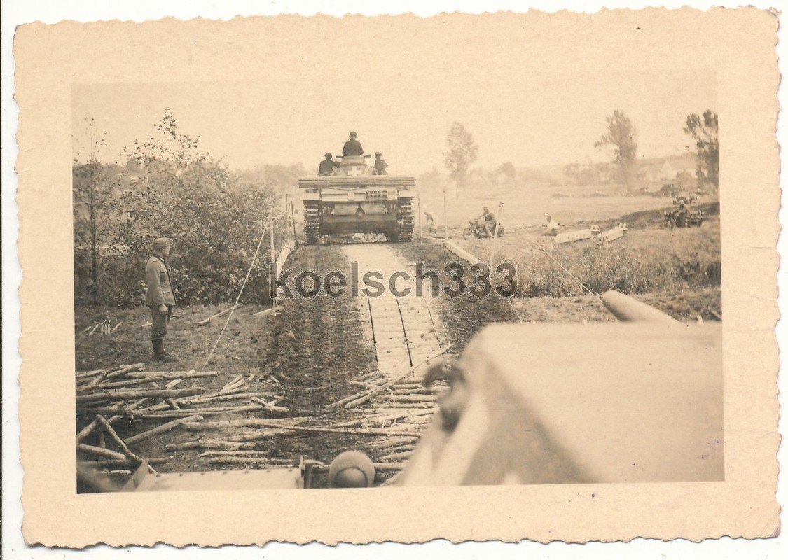 Foto Panzer III überquert eine Kriegsbrücke in P