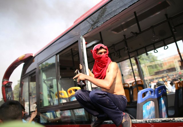 Violentos opositores venezolanos quemaron unidad de transporte público en Táchira Urena-23-Feb-DOS-1