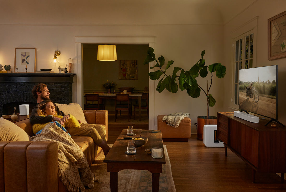 Barra de sonido Sonos Beam (Gen 2) en una sala de estar, debajo de un televisor.