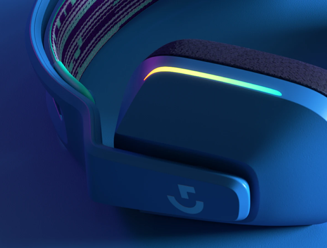 Una persona usando los audífonos Logitech G733, destacando la iluminación RGB LIGHTSYNC.