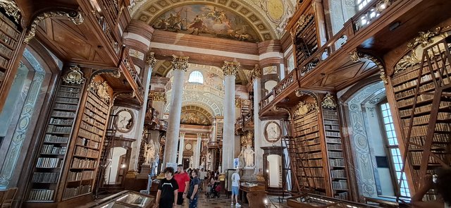 Viena: La ciudad de la música, de las artes y de los sueños - Blogs de Austria - Dia 1: Museo Sisí, biblioteca nacional, Opera y Free tour (16)