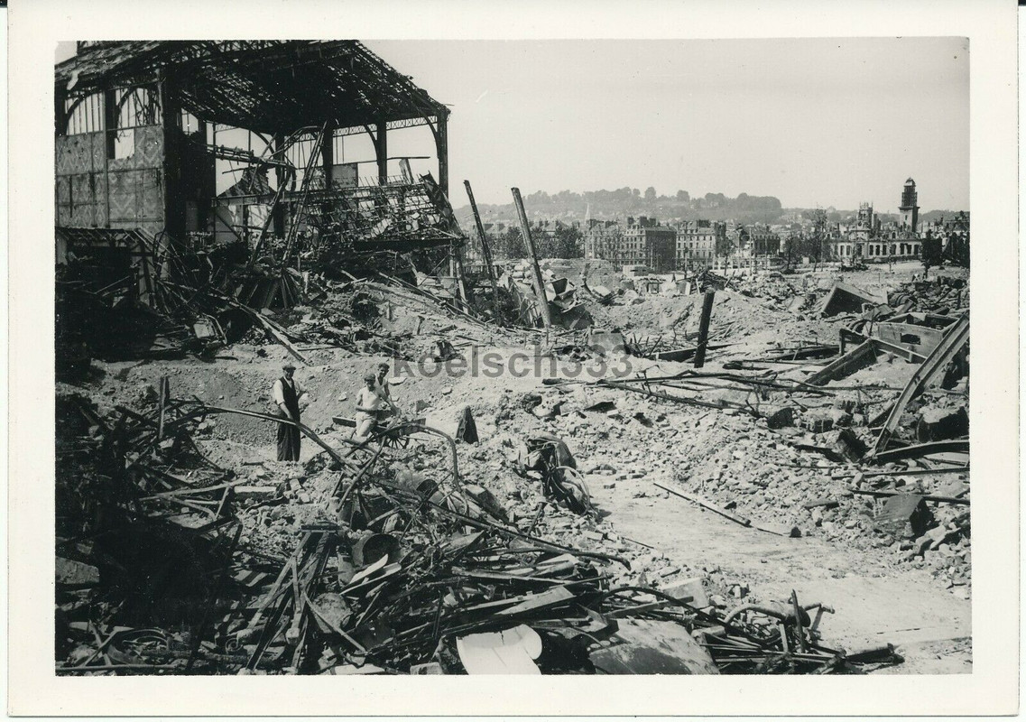 Foto Ruinen in der schwer zerstörten Stadt Rouen in Frankreich 1940bc