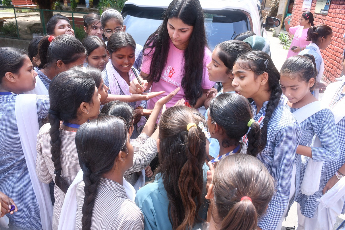 Volunteer giving food