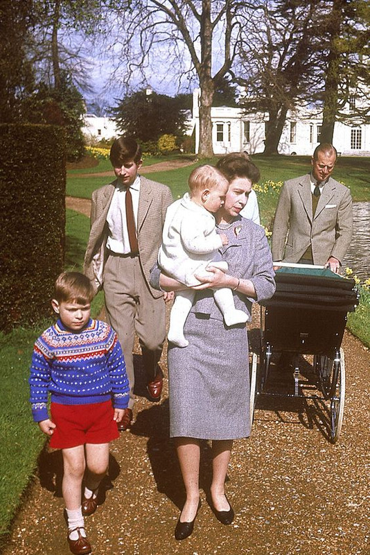 queenandfamily1960-s.jpg