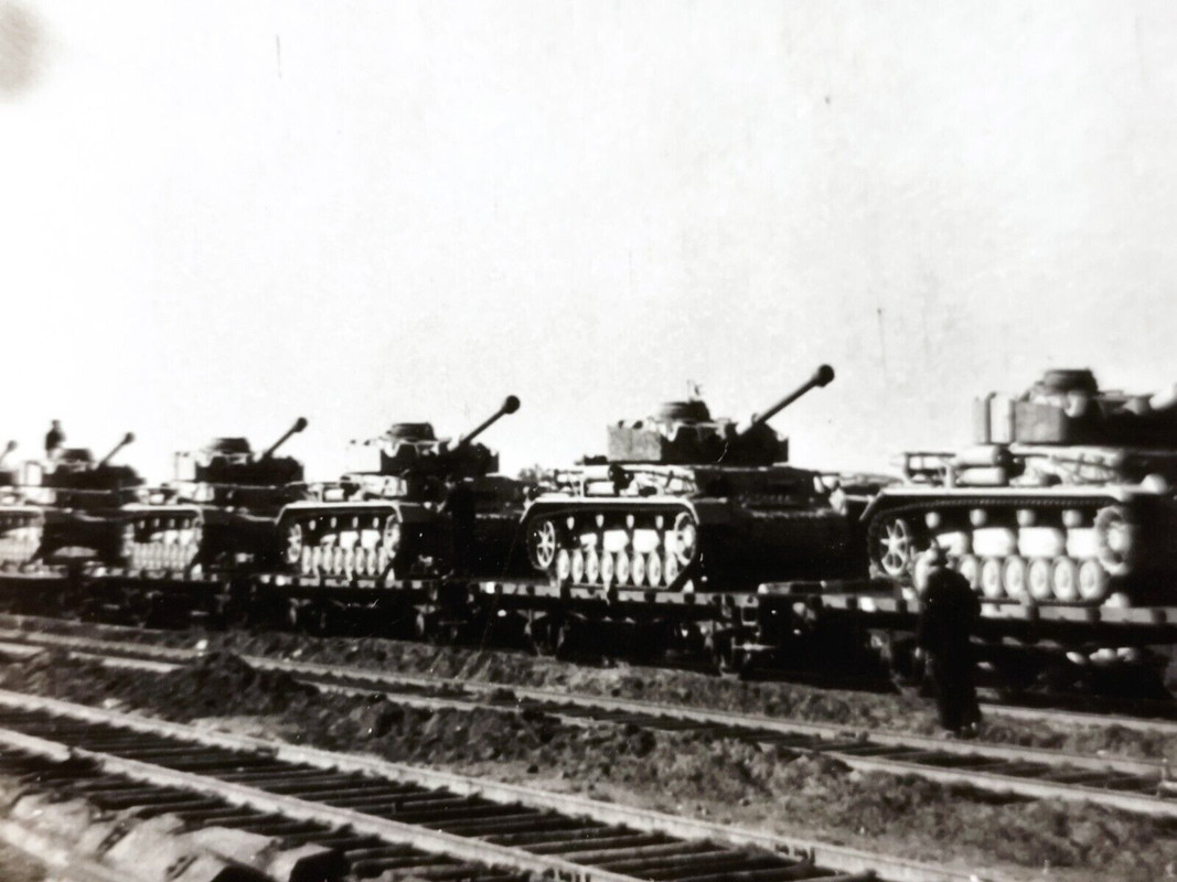 2.WK Hammerfoto Panzer IV.Langrohr Turmschürzen im anrollen Bahntransport 1943 (3)
