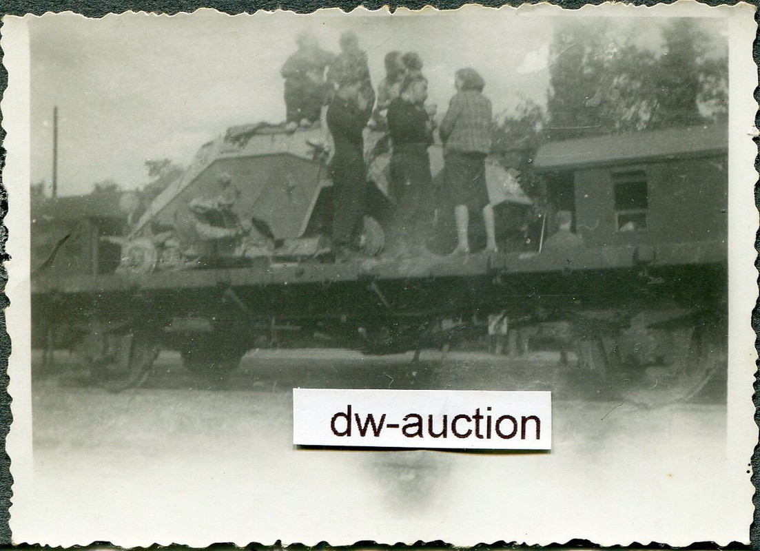 zerstörter Panzerspähwagen auf Bahn Transport , 