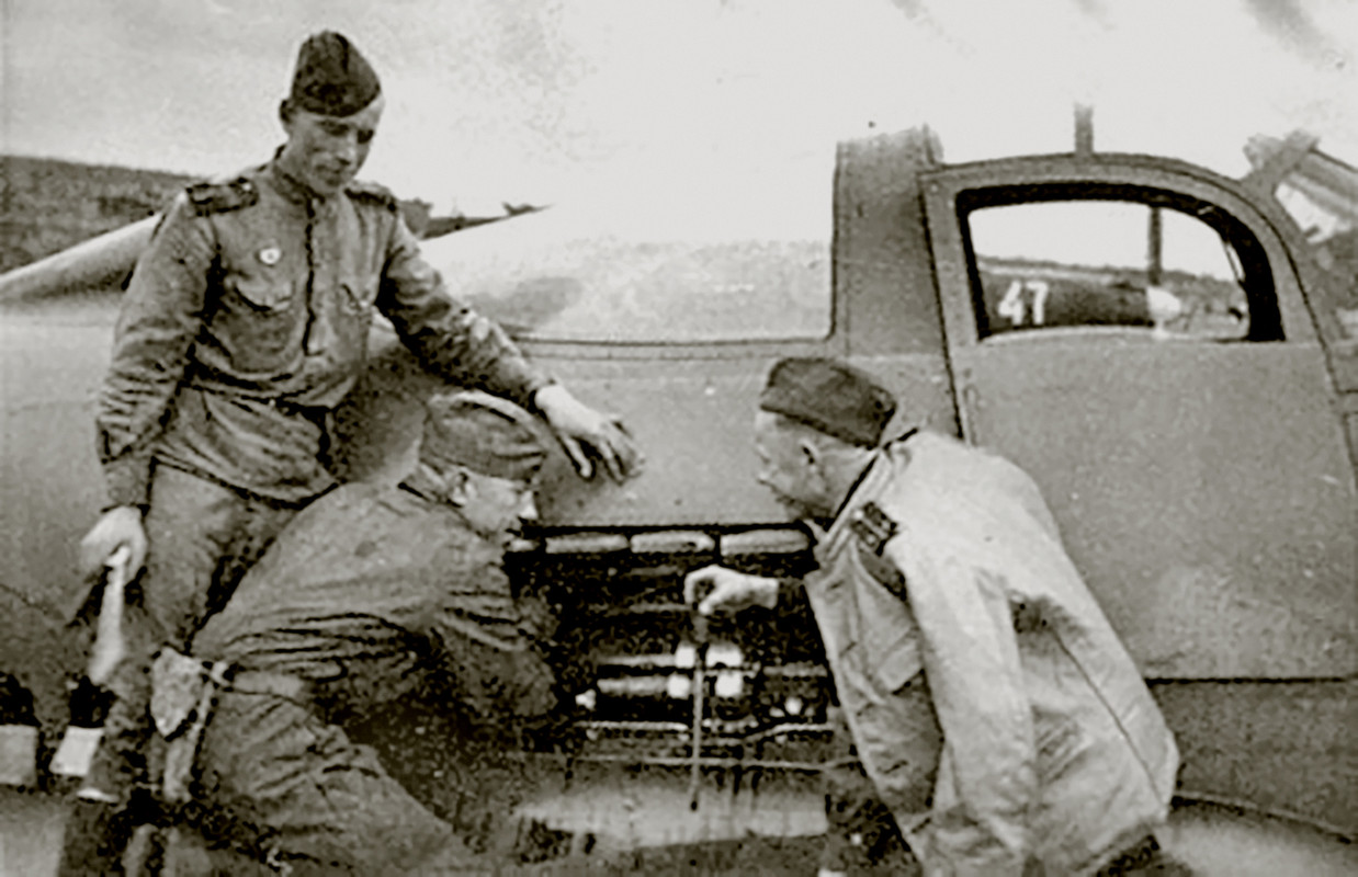 Bell-P-39-Airacobra-30GvIAP-180IAD-White-47-foreground-on-Belorussian-front-1945-01