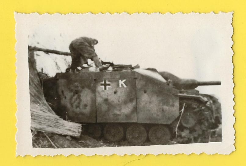 Foto, Sturmgeschutz III mit Seitenschürzen und Kennung, Panzer, 