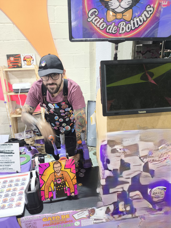 Henrique Maiani na mesa da feira com seus produtos