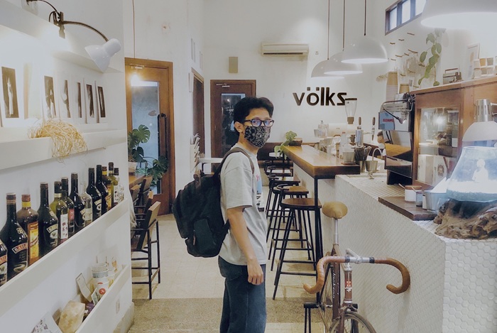 Pengunjung di Volks Coffee, Surabaya, Jawa Timur, Rabu (8/10/2025).