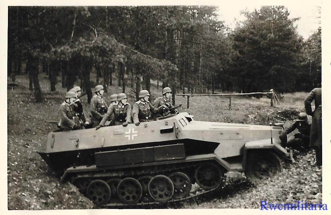 German Panzergrenadiers w SdKfz.251 Schützenpanz