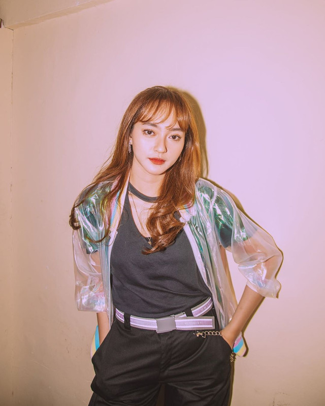 Indah Kusuma atau sapaan akrabnya Indahkus merupakan seorang penyanyi, penulis lagu, aktris dan vlogger asal Indonesia.