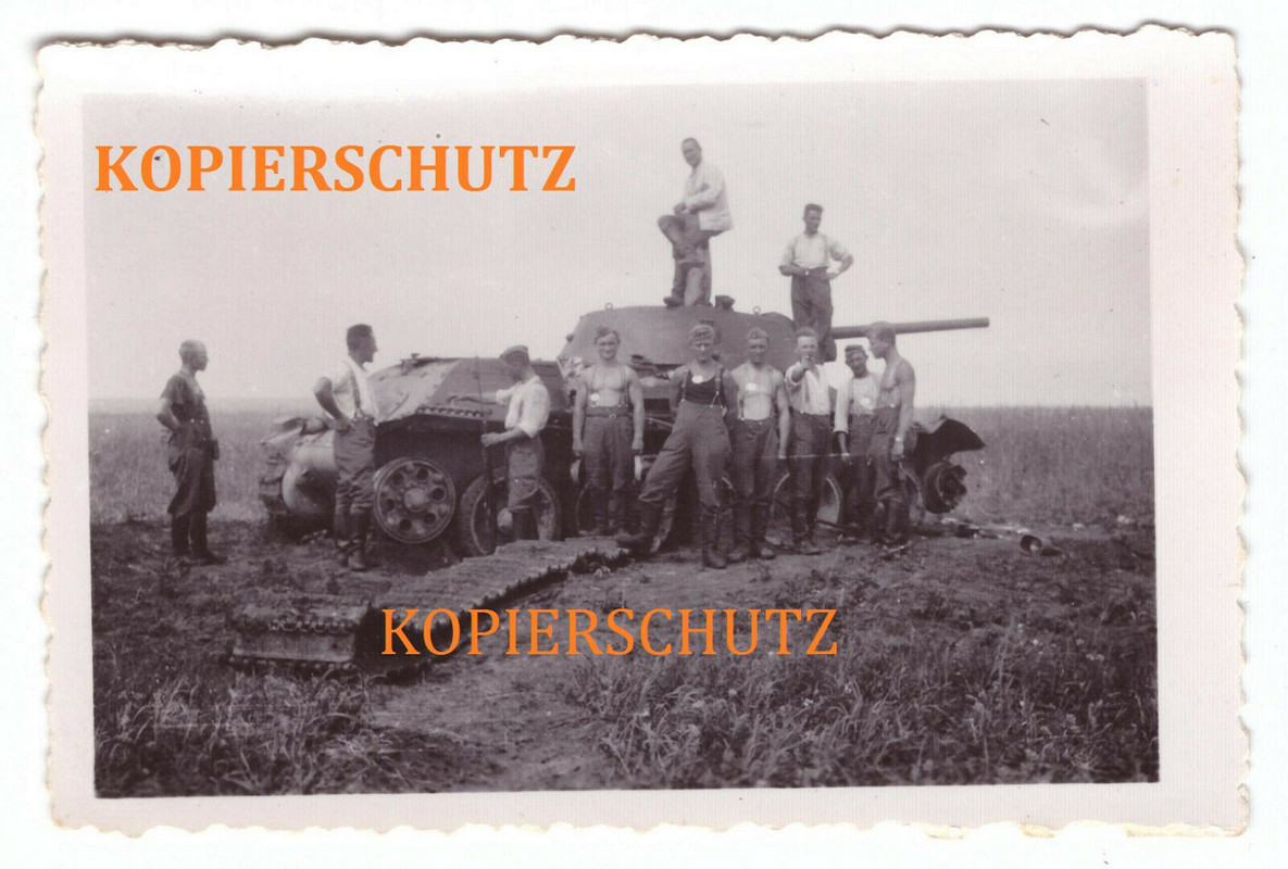 Foto Portrait Zerstörter T-34-76 Panzer mit Soldaten,Wehrmacht,Russian tank,1942