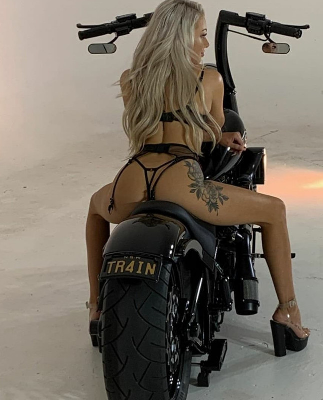Naked темы Biker babes раздвинула ноги