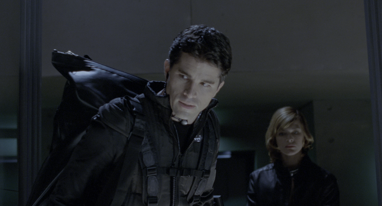 Resident.Evil.2002.ITA.ENG.2160p.UHD.BluRay.x265.HDR-MeM.mkv_snapshot_00.35.17_[2020.11.19_18.56.58]