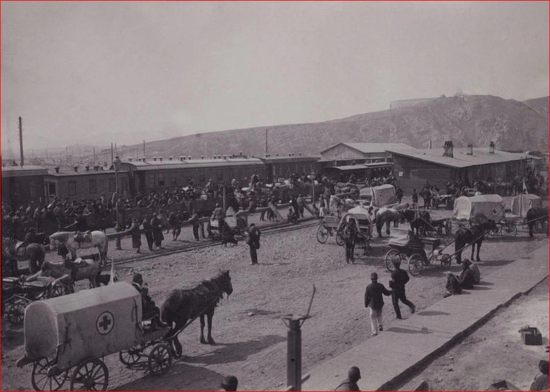 Погрузка раненых в железнодорожный состав