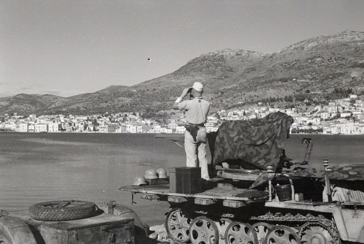 Dans la baie de Vathy, sur l'île de Samos, un artilleur de la FlaK juché sur un semi-chenillé Sd.kfz