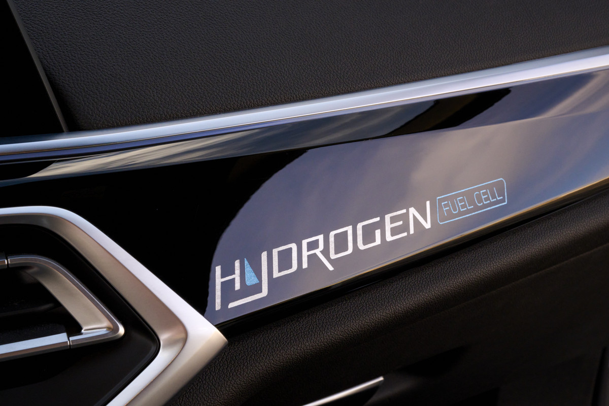 P90494454_highRes_bmw-ix5-hydrogen-on-