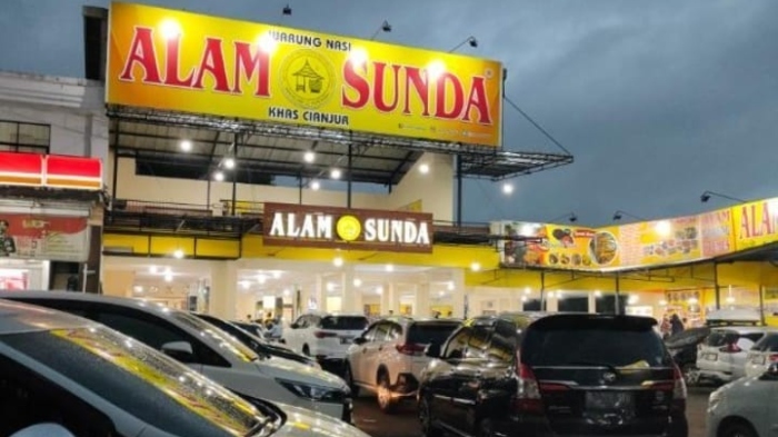 Warung Nasi Alam Sunda, pilihan tempat makan malam enak di Cipanas, Cianjur, Jawa Barat.
