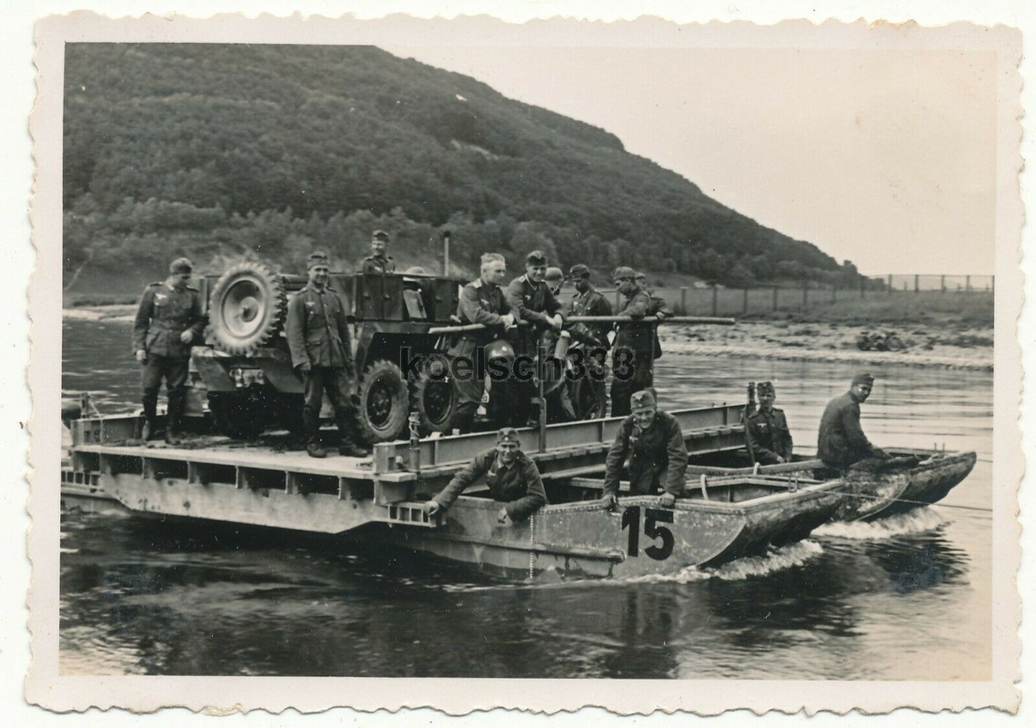 11 Fotos Pionier Batl. 19 Holzminden Weser Ponton Fähre LKW Gefechtswagen1